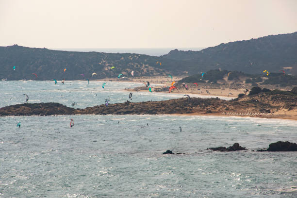 kitesurfer en la bahía de chia, domus de maria, cerdeña, italia - domus fotografías e imágenes de stock