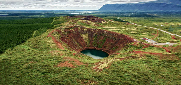 visão ariel da cratera kerid, islândia - kerith - fotografias e filmes do acervo