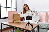 junge-hispanische-frau-mit-videoanruf-die-kleidung-zu-hause-zeigt.jpg?b=1&s=170x170&k=20&c=S8oOqwkBRBkTYnRCD4zM3u6zIGHDNdatBnl1DyX2ycU=