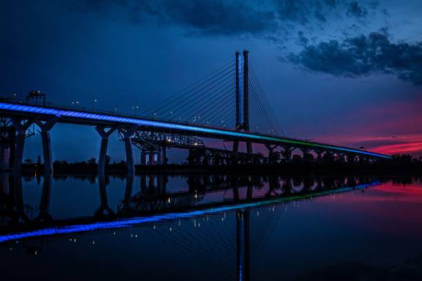 мост самуэля де шамплена освещен в брос саре, квебек, канада на закате - brossard стоковые фото и изображения
