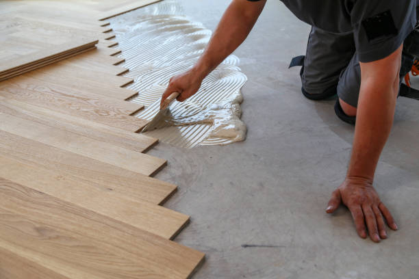 istock Male worker installing a wooden laminate flooring on his knees 1437870920