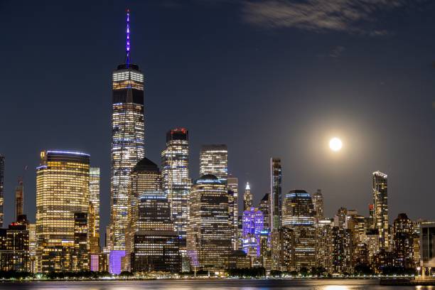 stadtbild von new york city gebäude bei nacht mit dem vollmond am himmel - full moon audio stock-fotos und bilder