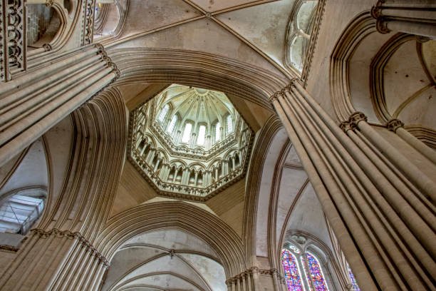 coutances. cúpula de la catedral de notre-dame. asa. normandía - iluminación de techo abovedado fotografías e imágenes de stock