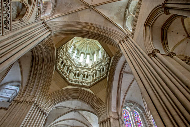 кутансы. купол собора парижской богоматери. ручка. нормандия - ribbed vaulting стоковые фото и изображения