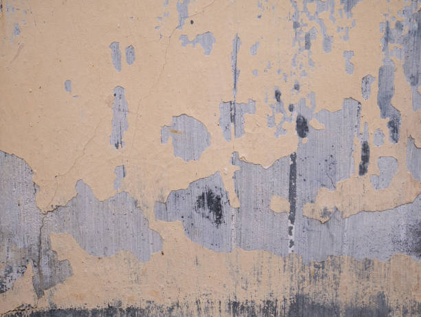 gros plan de peinture écaillée sur un mur rugueux vieilli - paint rough peeling grunge photos et images de collection