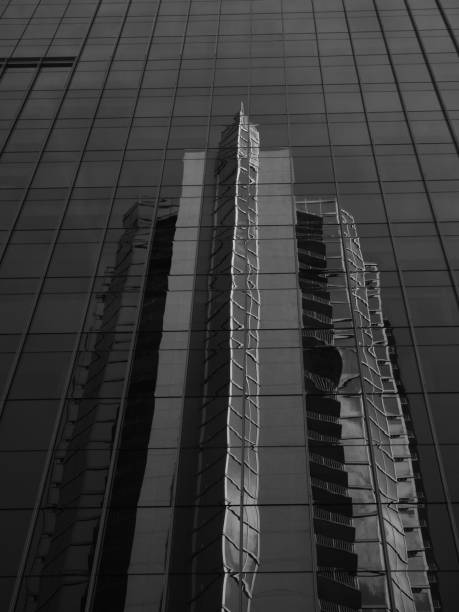 超高層ビルのファサードに映る建物 - southwest usa built structure office building exterior ストックフォトと画像