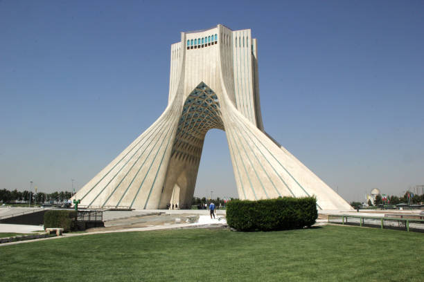 vue panoramique de la célèbre tour azadi téhéran en iran tour azadi téhéran iran - téhéran photos et images de collection