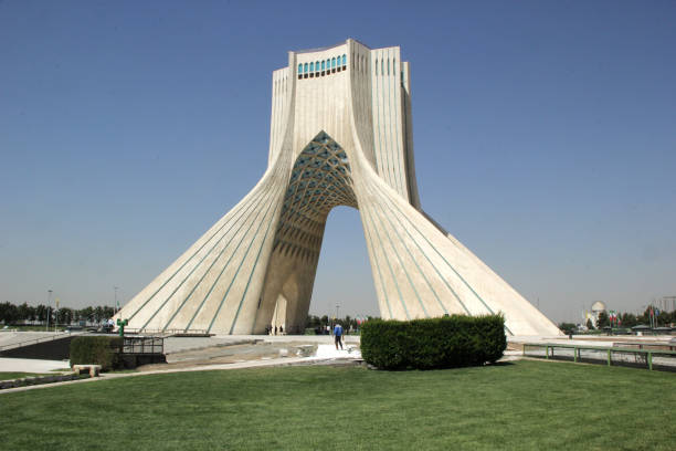 scatto panoramico della famosa torre azadi teheran in iran torre azadi teheran iran - teheran foto e immagini stock