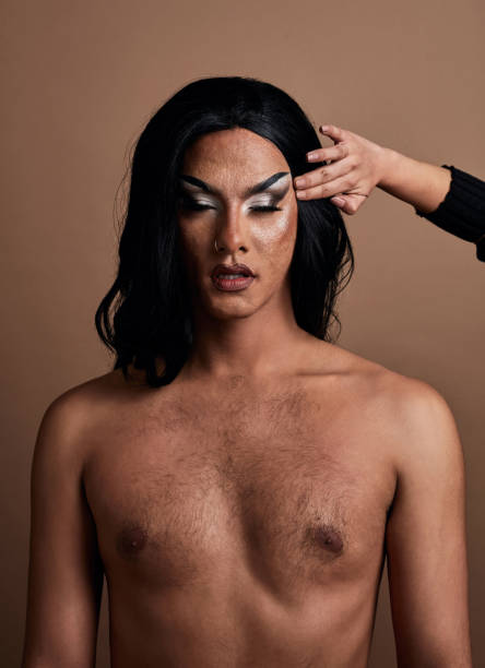 LGBTQ beauty, drag queen male model with makeup, cosmetics or help apply facial product for pride campaign. Creative eye shadow, individuality and empowered gay man with lifestyle freedom of expression belleza lgbtq, drag queen modelo masculino con maquillaje, cosméticos o ayuda a aplicar producto facial para la campaña de orgullo. sombra de ojos creativa, individualidad y hombre gay empoderado con libertad de expresión en su estilo de vida