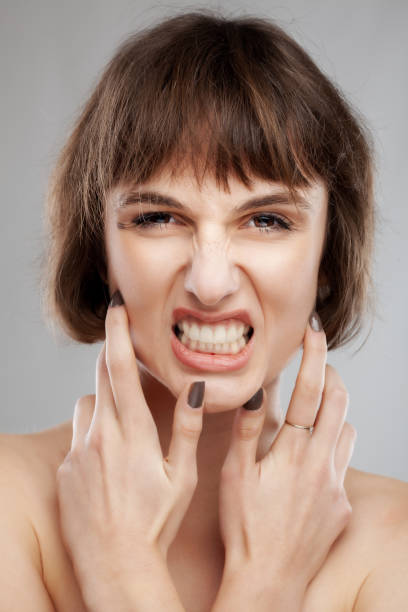 ritratto di bellezza di una ragazza bruna con acconciatura corta. urlare e fare espressioni facciali a bocca aperta - mouth open women displeased anger foto e immagini stock