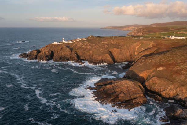 atemberaubende drohnenlandschaft des pendeen lighthouse in cornwall bei sonnenuntergang mit schönen farben und himmel - tide aerial view wave uk stock-fotos und bilder