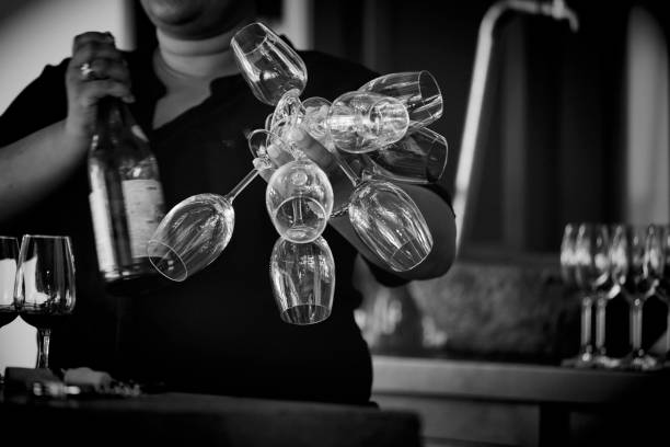Barkeeper hält Weingläser – Foto