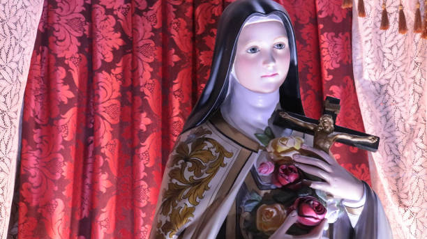 escultura de santa teresinha em festa religiosa - saint therese church - fotografias e filmes do acervo