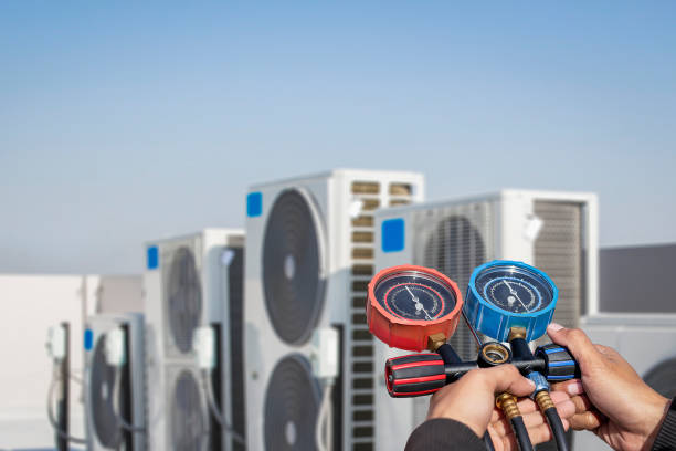 istock Technician checking the operation of the air conditioner 1437895263