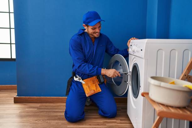 молодой испаноязычный техник ремонтирует стиральную машину в прачечной - repairing appliance clothes washer repairman стоковые фото и изображения