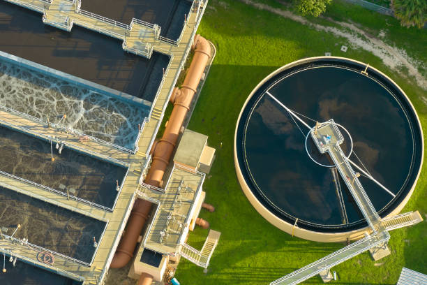 vista aérea de la moderna instalación de limpieza de agua en la planta de tratamiento de aguas residuales urbanas. proceso de purificación de eliminación de productos químicos indeseables, sólidos en suspensión y gases de líquidos contaminados - distilled water fotografías e imágenes de stock