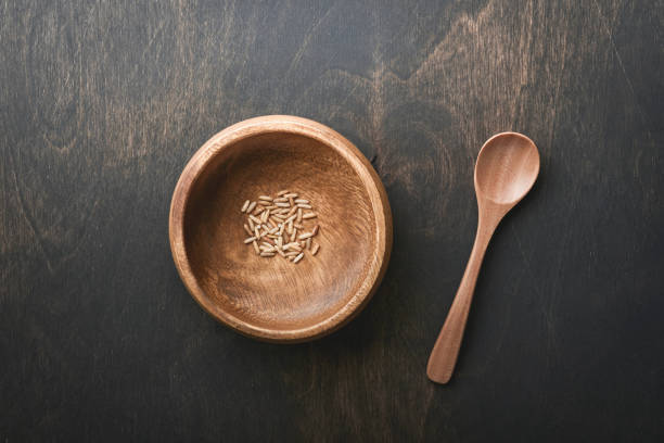 World food crisis concept. Empty old wooden plate on an old dark gloomy background as symbol of global food crisis. Hunger due to lack of grain. Food supply crisis. Place for text. Mock up. concepto de crisis alimentaria mundial. viejo plato de madera vacío sobre un viejo fondo oscuro y sombrío como símbolo de la crisis alimentaria mundial. hambre por falta de grano. crisis del suministro de alimentos. lugar para el texto. maqueta.