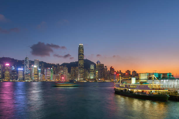 sceneria victoria harbor w hongkongu o zmierzchu - lee ferry zdjęcia i obrazy z banku zdjęć
