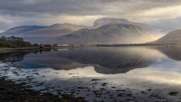 raggi solari dopo l'illuminazione della pioggia fort william e ben nevis - ben nevis nevis ben loch foto e immagini stock