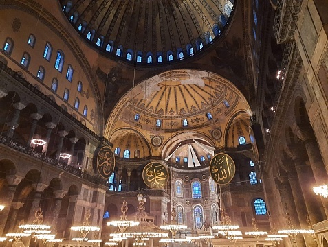 Interior de Santa Sofía o Hagia Sophia es una antigua basílica ortodoxa, posteriormente convertida en mezquita, Estambul, Turquía