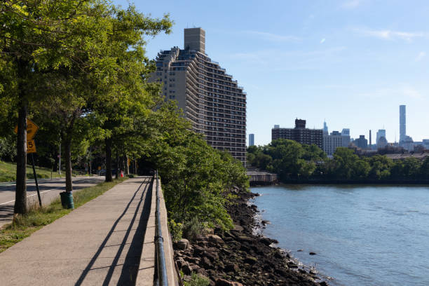 набережная ист-ривер в парке астория летом в астории квинс нь�ю-йорк - east river фотографии стоковые фото и изображения