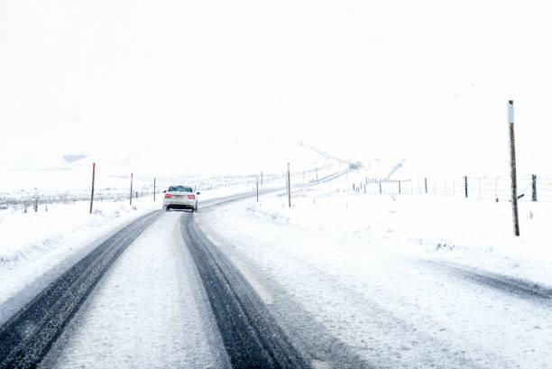jazda po obszarach wiejskich w wielkiej brytanii podczas obfitych opadów śniegu - drivers point of view country road snowing blizzard zdjęcia i obrazy z banku zdjęć