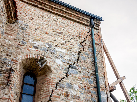 Picture of a facade cracked with a use crack in diagonal, threatening the structure of the building.
