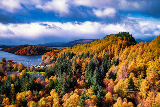vista aérea de las tierras altas escocesas en otoño - the bigger picture refrán en inglés fotografías e imágenes de stock