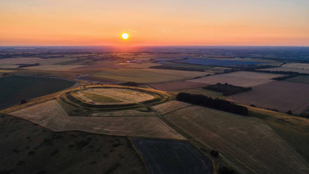 Sunset view of a lush green landscape of Barbury castle near Swindon, England, UK Sunset view of a lush green landscape of Barbury castle near Swindon, England, UK wiltshire stock pictures, royalty-free photos & images