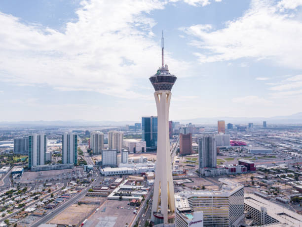 vista aerea dell'hotel stratosphere nella città di las vegas negli stati uniti - stratosphere foto e immagini stock