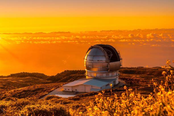 tiro do parque natural caldera de taburiente no topo da montanha na ilha central de la palma - sky travel destinations tourism canary islands - fotografias e filmes do acervo