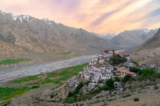 川と山の周りのインドのスピティ渓谷の丘の上にある有名なキー修道院 - gompa ストックフォトと画像