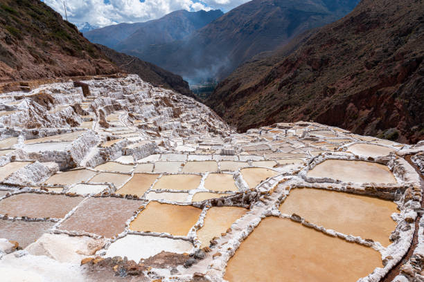 mina de sal de maras en cusco. - mine of salt fotografías e imágenes de stock