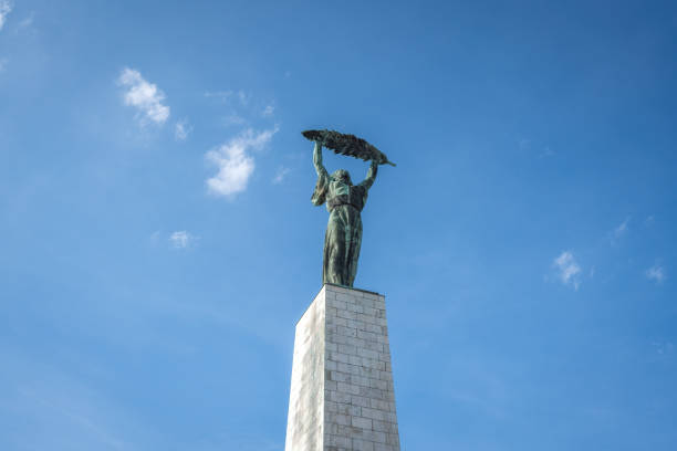 estatua de la libertad en gellert hill - budapest, hungría - liberation monument budapest hungary monument fotografías e imágenes de stock