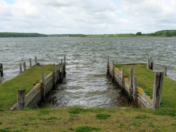 маленькая деревушка маасхольм на реке шлей в германии - schleswig стоковые фото и изображения