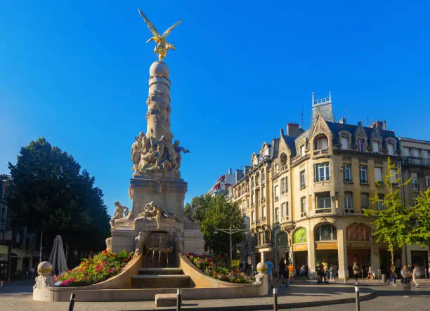 Ancient monumental fontaine Sube sur la place Drouet-d'Erlon. Reims, France