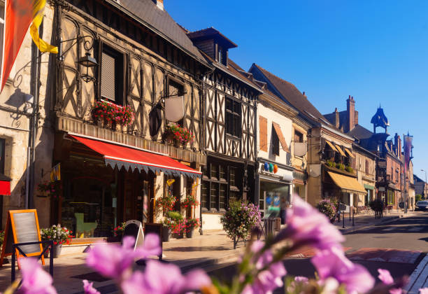 centrum aubigny-sur-nere, piękne miasto i gmina w departamencie cher w regionie administracyjnym centre-val de loire, francja - cher france village centre zdjęcia i obrazy z banku zdjęć