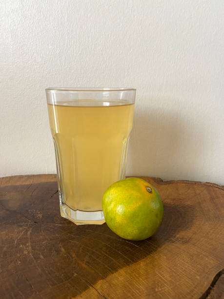 물 한 잔에 발포성 비타민 c 정제와 테이블 위의 귤 - 13280 뉴스 사진 이미지