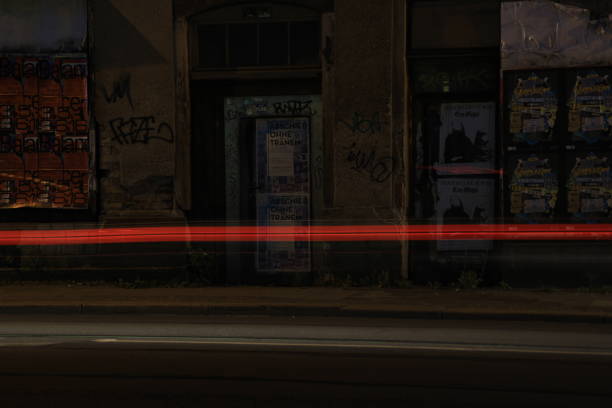 Lichtstreifen vor Plakatwerbung in vor einem heruntergekommenen Gebäude