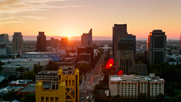 prise de vue par drone du centre-ville de sacramento, en californie, au lever du soleil - sacramento county flash photos et images de collection