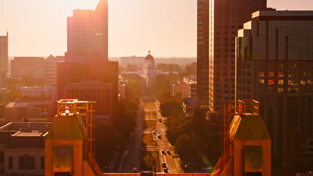 foto de drone de edifícios governamentais e do capitólio do estado da califórnia ao nascer do sol em sacramento, califórnia - building exterior sacramento county california state capitol building - fotografias e filmes do acervo