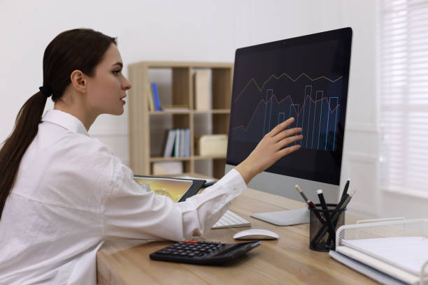 istock Businesswoman working with computer in office. Forex trading 1437984192