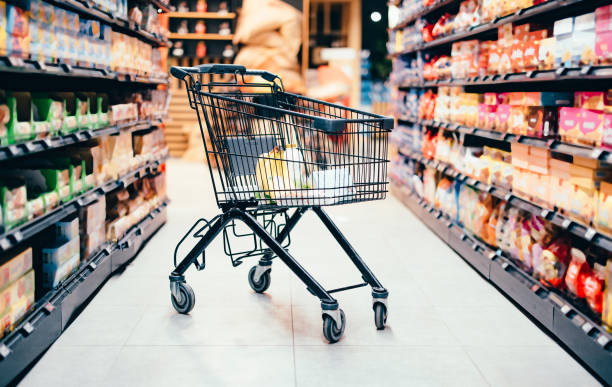 брошенная корзина с продуктами - инфляция стоковые фото и изображения