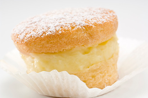 Muffins stuffed with vanilla cream.