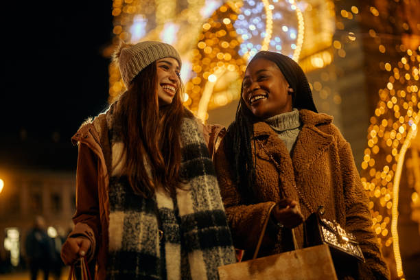 크리스마스 쇼핑에 두 여자 친구 - retail night shopping christmas 뉴스 사진 이미지