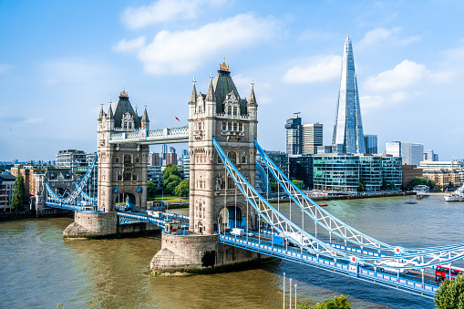 Puente de la Torre de Londres Cielo Azul Brillante photo