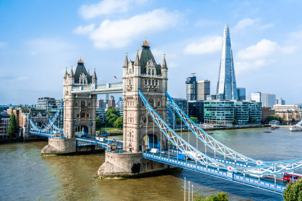 puente de la torre de londres cielo azul brillante - the shard london england architecture travel destinations fotografías e imágenes de stock