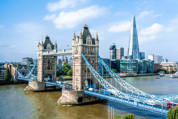 londra tower bridge bright blue sky - tower bridge immagine foto e immagini stock