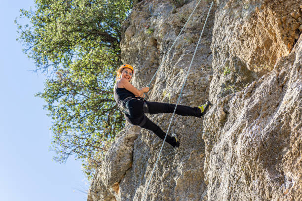 horolezci si užívají horolezectví a oslavují turecký národní den antalya - překonávání protivenství fotky - stock snímky, obrázky a fotky