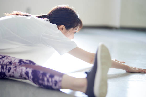 ストレッチをする若い日本人女性 - リラクゼーション体操 ストックフォトと画像